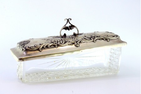 Saboneteira em vidro lapidado e prata relevada na tampa amovível com pomo.